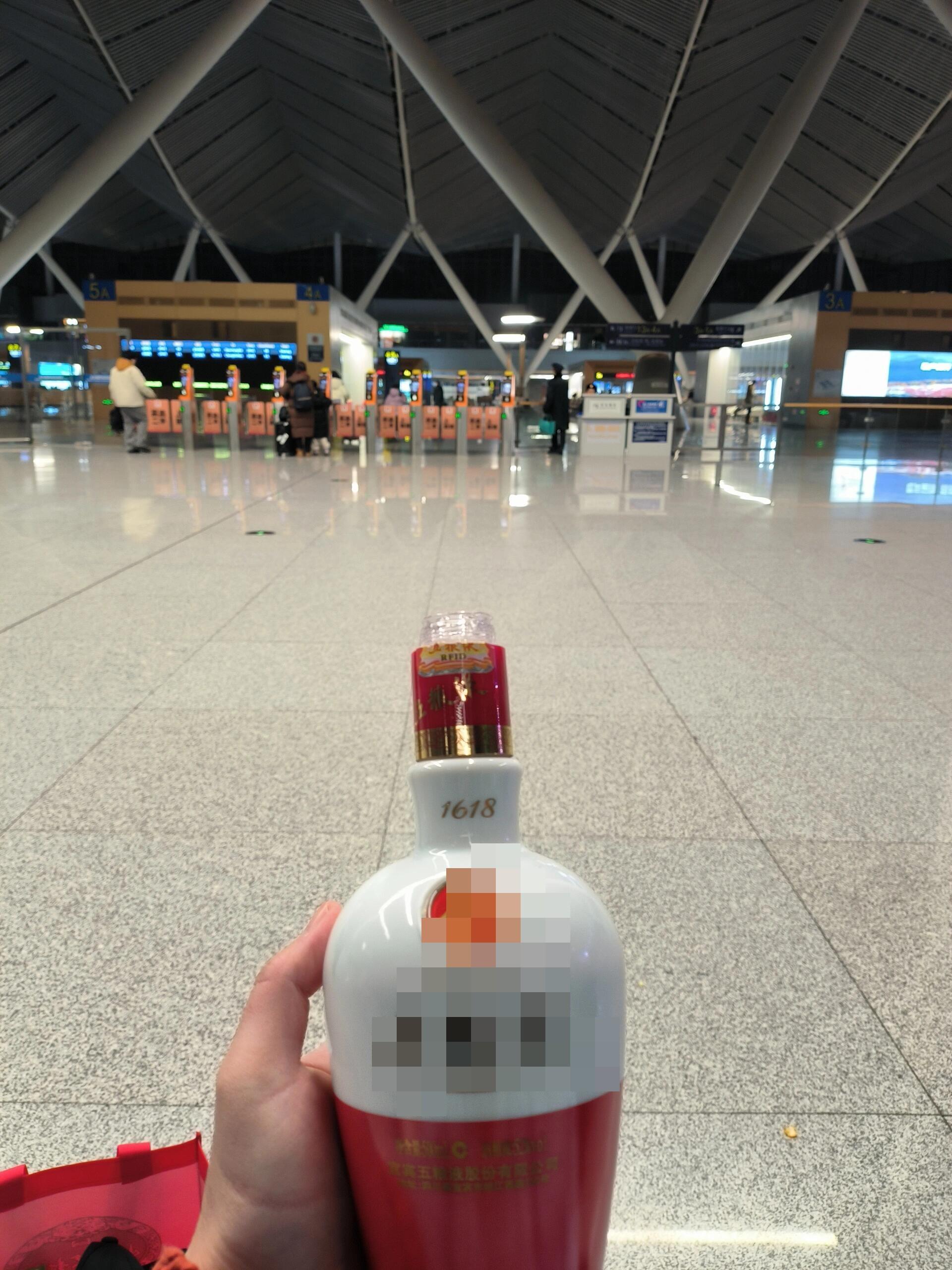 开过白酒能带高铁吗乘坐高铁是可以携带白酒的，但具体携带的白酒数量、度数和包装等方面有一定规定。对于开封的白酒，只要包装密封完好，没有出现漏酒的情况，并且重量和体积符合相关规定，是可以带上高铁的。此外，乘客携带白酒上高铁时需要注意白酒度数和数量。如果白酒度数高于50度，则只能携带两瓶；如果白酒度数低于50度，则可以携带最多不超过一箱（6瓶）。因此，开过白酒只要符合相关规定是可以带上高铁的。