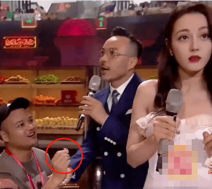 求婚王珞丹男子被曝曾骚扰迪丽热巴求婚王珞丹男子身份曝光，背后隐藏的真相与迪丽热巴被骚扰事件揭秘