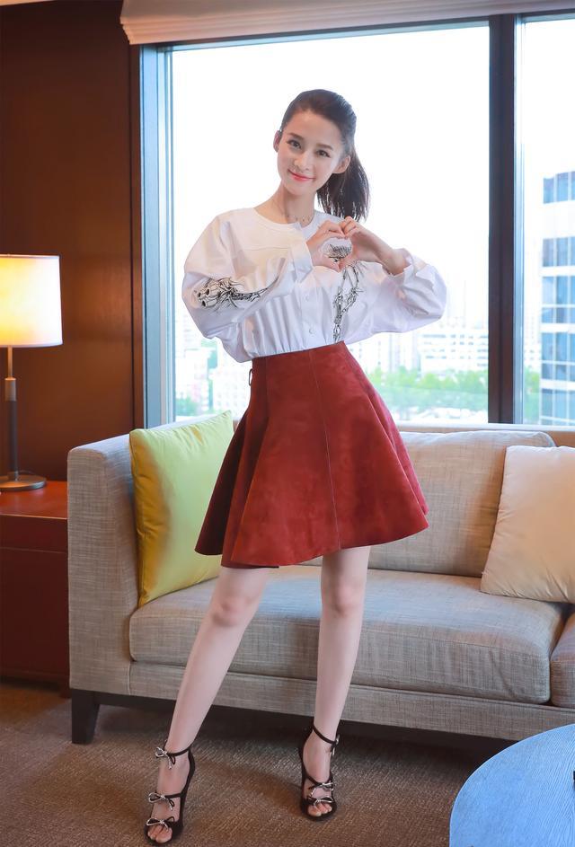 李沁 穿搭基础长相就不基础李沁作为一位公众人物，她的穿搭和长相都备受关注。关于她的穿搭和长相的评价，每个人都有不同的看法，因此无法给出绝对的答案。