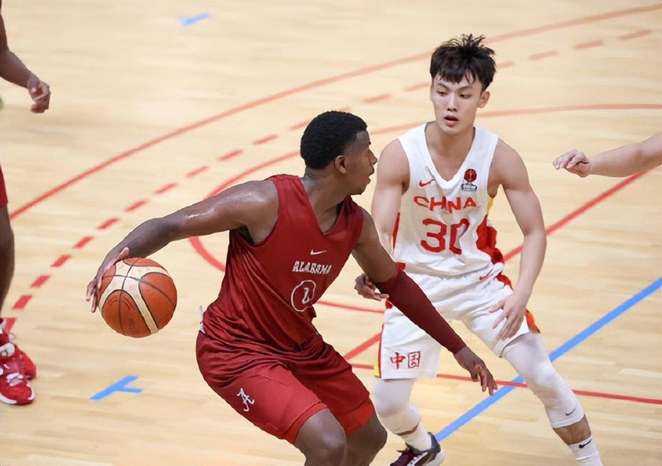 中国男篮10年后再进亚洲杯决赛中国男篮在亚洲杯中的表现一直备受关注。在最近的比赛中，中国男篮展现出了强大的实力和潜力，不断取得优异的成绩。关于中国男篮10年后再进亚洲杯决赛的说法，这确实是一个值得关注和期待的时刻。